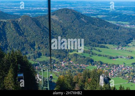 Kampenwand auf ca. 1500m m Meereshöhe mit Panoramablick, Luftaufnahme in Aschau, Chiemgauer Alpen, Oberbayern Süddeutschland, Europa Stockfoto