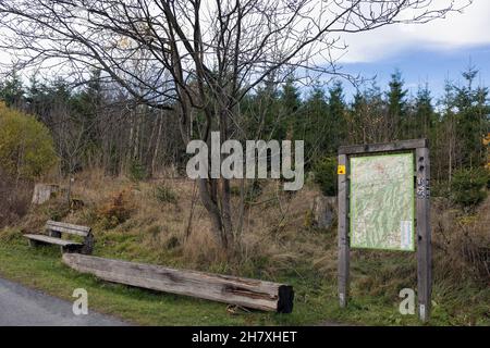 Informationstafel mit Holzbank am Wanderweg im Sauerland bei Brilon Stockfoto