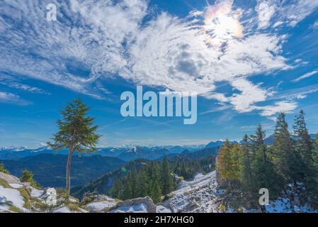 Kampenwand Berge auf ca. 1500m m ü.d.M. mit Panoramablick, Seilbahn ab Aschau, Chiemgauer Alpen, Oberbayern Süddeutschland, Europa Stockfoto