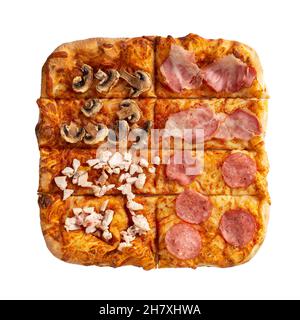 Köstliche quadratische italienische Pizza mit Schinken, Würstchen, Huhn und Pilzen auf weißem Hintergrund isoliert. Draufsicht. Stockfoto