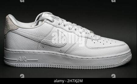 Moskau, Russland - November 2021: Nike Air Force 1 - White Low Classic Basketball Retro Sneaker mit Nike Air Technologie besteht aus Druckluft im Inneren. Stockfoto