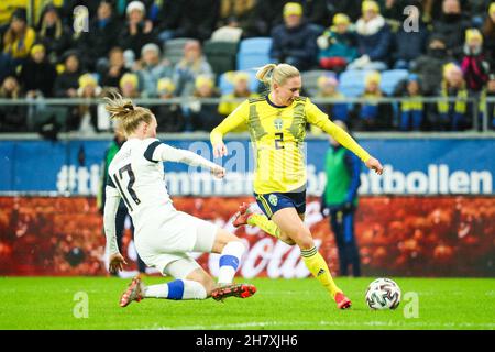 Göteborg, Schweden. 25th. November 2021. Gamla Ullevi, Göteborg, Schweden Jonna Andersson (2 SWE) versucht, den Ball von Sanni Franssi (17 FIN) während eines Qualifikationsspiels von WWC2023 am 25th 2021. November zwischen Schweden und Finnland im Gamla Ullevi in Göteborg, Schweden zu kontrollieren Mia Eriksson/SPP Credit: SPP Sport Press Photo. /Alamy Live News Stockfoto