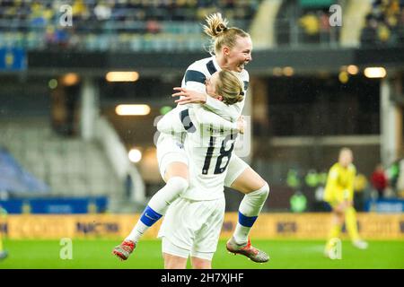 Göteborg, Schweden. 25th. November 2021. Gamla Ullevi, Göteborg, Schweden Sanni Franssi (17 FIN) feiert ein Tor mit Linda Sällström (18 FIN) während eines Qualifikationsspiels WWC2023 am 25th 2021. November zwischen Schweden und Finnland im Gamla Ullevi in Göteborg, Schweden Mia Eriksson/SPP Credit: SPP Sport Press Photo. /Alamy Live News Stockfoto