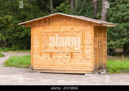 Neue Holzhütte, Park Souvenirshop außen an einem Tag Stockfoto