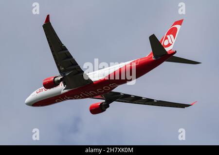 London, Vereinigtes Königreich - 25. April 2016: Air Berlin Passagierflugzeug am Flughafen. Flugreisen planen. Luftfahrt und Flugzeuge. Luftverkehr. Global i Stockfoto