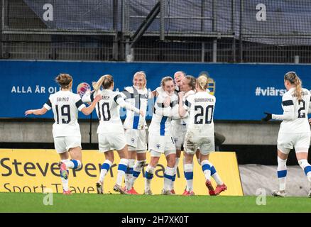 Finnlands Mannschaft feiert das Tor 1-1 von Linda Sallstrom während des Qualifikationsspiels der Frauen-Weltmeisterschaft 2023 zwischen Schweden und Finnland im Gamla-Ullevi-Stadion in Göteborg, Schweden 25. November 2021 Foto: Bjorn Larsson Rosvall / TT / kod 9200 Stockfoto