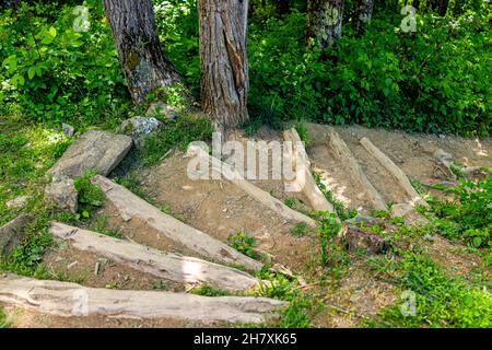 Seven Devils Ski Resort Dorf Stadt mit Treppen im Sommer auf Otter Falls Wasserfall Wanderweg in North Carolina Stockfoto