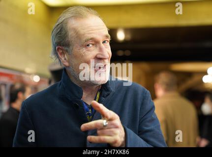 Hamburg, Deutschland. 25th. November 2021. Schauspieler Peter Lohmeyer geht zur Premiere von Varietes am Hansa Theater. Am Abend beginnt die neue Saison der Varietes im Hansa-Theater. Kredit: Marcus Brandt/dpa/Alamy Live Nachrichten Stockfoto