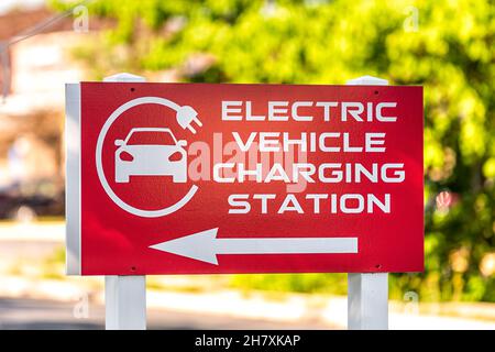 Schild an der Straße für die Ladestation für Elektrofahrzeuge mit Logo auf dem Gebäude in Riverton Commons Plaza in Front Royal, Virginia, USA Stockfoto