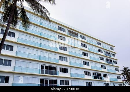 Hollywood Beach im Norden von Miami, Florida farbenfrohes, pastellblaues Apartmenthaus mit Art déco-Retro-Architektur im Vintage-Stil, die auf pal blickt Stockfoto