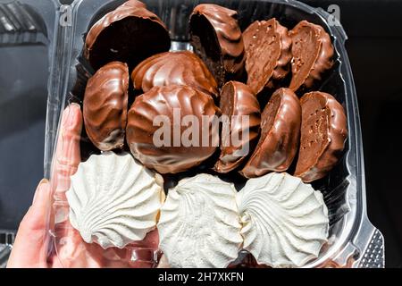 Nahaufnahme von Vanille- und Schokoladen-Sümpfen, Zephyr genannt, kaufte zefir ein russisches Dessert, das mit Apfelmus, Gelatine und Eiweiß als Traditions-Dessert zubereitet wurde Stockfoto