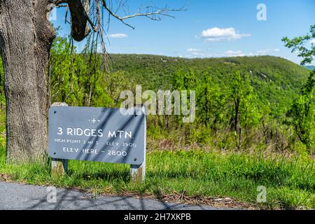 Appalachian Shenandoah Blue Ridge Berge auf parkway und Schild für drei Bergrücken überblicken im Frühling Frühling mit Blick auf die Landschaft niemand Stockfoto