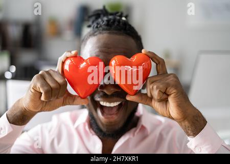 Romantischer Afroamerikanischer Junger Mann Mit Herz Stockfoto