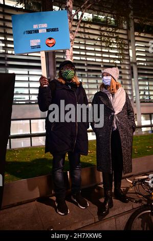 London, Großbritannien. 25th. November 2021. Notfalldemonstration von 31 im Ärmelkanal ertrunkenen Flüchtlingen. Dazu gehörten mindestens 5 Kinder außerhalb des Innenministeriums am 2021-11-25, London, Großbritannien. Kredit: Picture Capital/Alamy Live Nachrichten Stockfoto