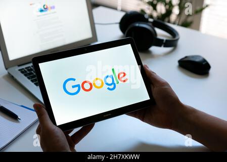 Breslau, Polen - 17. JUNI 2021: Mann mit Google-Logo auf dem Bildschirm. Google ist die beliebteste Web-Suchmaschine Stockfoto