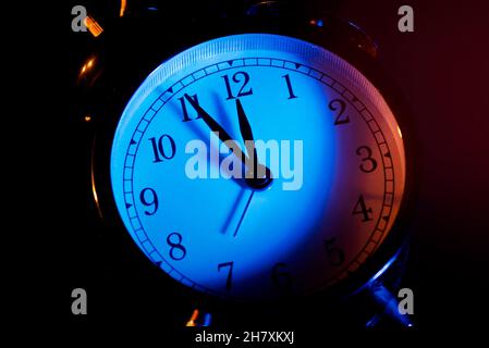 Fünf Minuten bis Mitternacht. Ändern der Uhren, Zeitanpassung, Sommerzeit oder Neujahr Konzept auf Retro-Analoguhr, Nahaufnahme Stockfoto