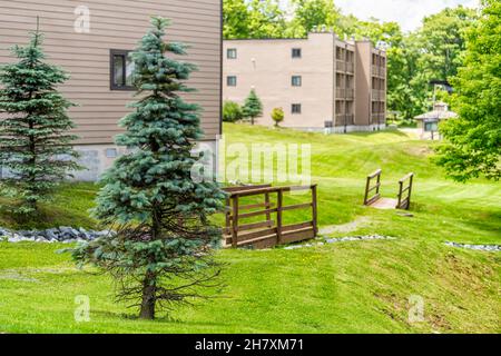 Sugar Mountain Ski Resort Stadtpark mit Gehweg, blauen Fichten und Blick auf Banner Elk Stadt im Sommer in North Carolina mit Apartmentgebäuden i Stockfoto