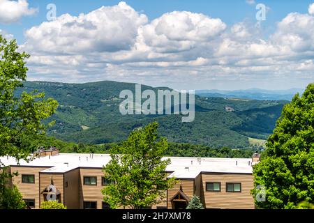 Sugar Mountain Ski Resort Stadt mit Blick auf die wunderschönen grünen Berge im Sommer in North Carolina mit Apartmenthäusern auf dem Gipfel in Blue Ridge Stockfoto