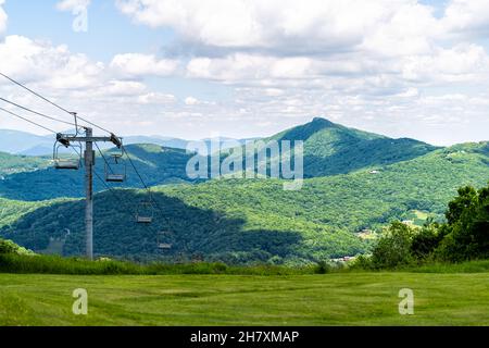 Sugar Mountain Ski Resort Stadtpark mit Blick auf den Beech Berg und den Sessellift Piste und grünen üppigen Laub und Wolken in North Carolina Blue Ridg Stockfoto