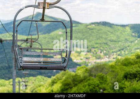 Sugar Mountain Ski Resort Stadt im Sommer mit Nahaufnahme der Ski-Sessellift-Piste und grünen üppigen Laub Bokeh Hintergrund in North Carolina Blue Ridge App Stockfoto