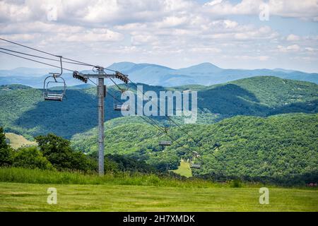 Sugar Mountain Ski Resort Stadtpark mit Blick auf den Skilift und wunderschöne grüne üppige Vegetation und Wolken in North Carolina Blue Ridge Appalac Stockfoto