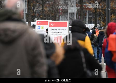 Frankfurt, Deutschland. 25th. November 2021. Am 25. November 2021 stehen Menschen Schlange, um den COVID-19-Impfstoff vor einem Impfzentrum in Frankfurt zu erhalten. Die Gesamtzahl der COVID-19-Todesfälle in Deutschland ist auf 100.119 gestiegen, da innerhalb der letzten 24 Stunden 351 Todesfälle verzeichnet wurden, teilte das Robert Koch-Institut (RKI) am Donnerstag mit. Quelle: Lu Yang/Xinhua/Alamy Live News Stockfoto