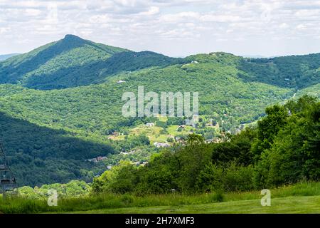 Sugar Mountain Ski Resort Stadtansicht von Beech Berg und Ski-Sessellift Piste mit grünen üppigen Laub und Häuser in North Carolina Blue Ridge Appalac Stockfoto