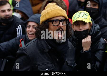 Mailand, Italien. 25th. November 2021. Alessandro Borghese begrüßt die Fans während einer weiteren Runde, Nachrichten in Mailand, Italien, November 25 2021 Quelle: Independent Photo Agency/Alamy Live News Stockfoto