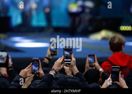 Mailand, Italien. 25th. November 2021. Fans nehmen die Veranstaltung mit ihren Handys während einer weiteren Runde auf, Nachrichten in Mailand, Italien, November 25 2021 Quelle: Independent Photo Agency/Alamy Live News Stockfoto