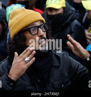 Mailand, Italien. 25th. November 2021. Alessandro Borghese begrüßt die Fans während einer weiteren Runde, Nachrichten in Mailand, Italien, November 25 2021 Quelle: Independent Photo Agency/Alamy Live News Stockfoto