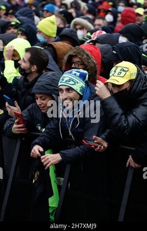 Mailand, Italien. 25th. November 2021. Valentino Rossi VR46 Fans während einer weiteren Runde, Nachrichten in Mailand, Italien, November 25 2021 Quelle: Independent Photo Agency/Alamy Live News Stockfoto