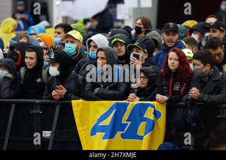 Mailand, Italien. 25th. November 2021. Valentino Rossi VR46 Fans während einer weiteren Runde, Nachrichten in Mailand, Italien, November 25 2021 Quelle: Independent Photo Agency/Alamy Live News Stockfoto