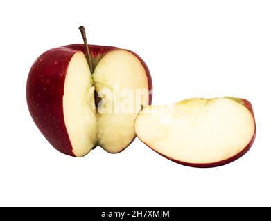 Reifer Apfel von roter Füllung und ein geschnittener Teil davon auf weißem Hintergrund Stockfoto