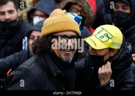 Mailand, Italien. 25th. November 2021. Alessandro Borghese begrüßt die Fans während einer weiteren Runde, Nachrichten in Mailand, Italien, November 25 2021 Quelle: Independent Photo Agency/Alamy Live News Stockfoto