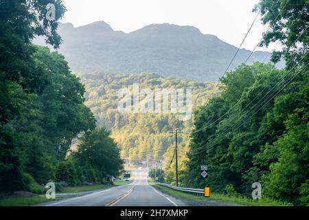 Banner Elk, North Carolina Highway Road Street in der Stadt von Sugar und Beech Mountain Ski Resorts mit Blick auf den Großvater Mountain State Park in su Stockfoto