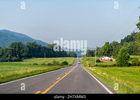 North Carolina Highway Road mit blauem Himmel in der Nähe des Blue Ridge Mountains parkway mit ländlicher Landschaft in Marion, McDowell County auf der US-22 Stockfoto