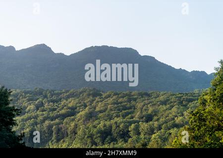 Blick auf den Großvater Mountain State Park in sonniger Morgenkammspitze Silhouette vom Banner Elk, North Carolina by Sugar Mountain Skigebiet Stockfoto