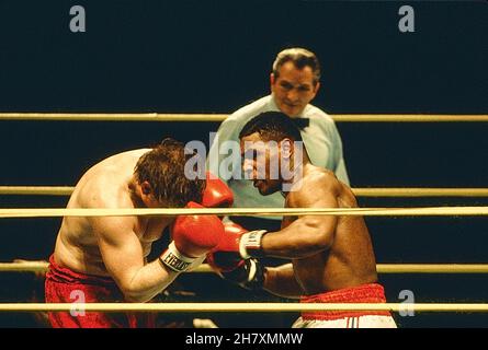 Mike Tyson gegen Steve Zouski kämpfen am 10,1986. März im Nassau Coliseum, Uniondale, New York Stockfoto