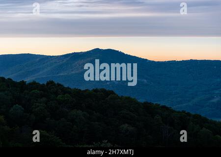 Sugar Mountain Ski Resort Stadt Sonnenuntergang Blick auf den Beech Berg in North Carolina Blue Ridge Appalachian mit Silhouette Blick auf den Berggipfel und dunkel Stockfoto