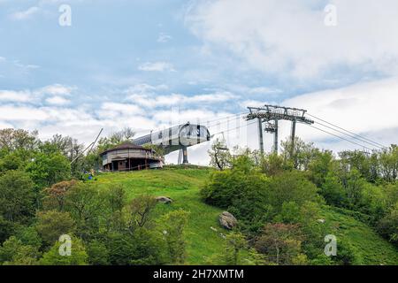 Sugar Mountain Ski Resort Stadtpark Top Peak mit Sessellift Gebäude auf der Piste und wunderschöne grüne üppige Vegetation in North Carolina Blue Ridge Appall Stockfoto