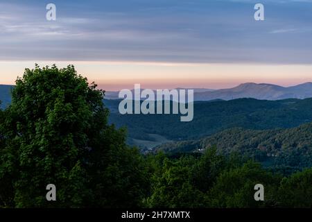 Sugar Mountain Ski-Resort Stadt dunkel Sonnenuntergang Dämmerung Dämmerung Blick in North Carolina Blue Ridge Appalachen Berge mit Silhouette Blick vorne von tr Stockfoto