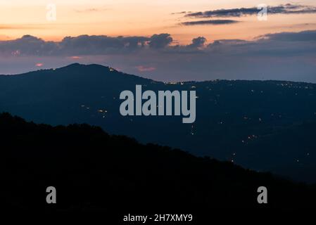 Sonnenuntergang Dämmerung und dunkle Nacht Silhouette Blick auf Beech Mountain Stadt Dorfhäuser beleuchtet am Himmel in North Carolina Blue Ridge Appalachias Stockfoto