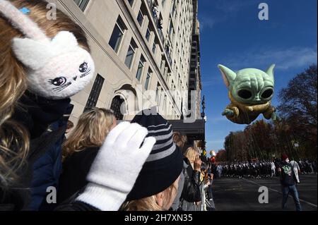 New York, USA. 25th. November 2021. Der „Grogu - Baby Yoda“-Ballon schwebt während der jährlichen Macy's Thanksgiving Day Parade 95th in New York, NY, am 25. November 2021, an Zuschauern entlang des Central Park West. Die Parade kehrte in diesem Jahr auf ihre volle Größe zurück, nachdem sie aufgrund der Coronavirus-Pandemie im Jahr 2020 verkleinert und für die Öffentlichkeit geschlossen wurde. (Foto von Anthony Behar/Sipa USA) Quelle: SIPA USA/Alamy Live News Stockfoto