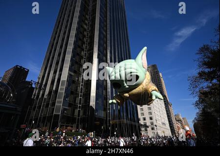 New York, USA. 25th. November 2021. Der „Grogu - Baby Yoda“-Ballon schwebt während der jährlichen Macy's Thanksgiving Day Parade 95th in New York, NY, am 25. November 2021, an Zuschauern entlang des Central Park West. Die Parade kehrte in diesem Jahr auf ihre volle Größe zurück, nachdem sie aufgrund der Coronavirus-Pandemie im Jahr 2020 verkleinert und für die Öffentlichkeit geschlossen wurde. (Foto von Anthony Behar/Sipa USA) Quelle: SIPA USA/Alamy Live News Stockfoto
