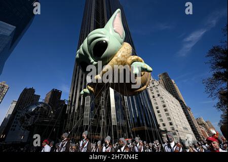 New York, USA. 25th. November 2021. Der „Grogu - Baby Yoda“-Ballon schwebt während der jährlichen Macy's Thanksgiving Day Parade 95th in New York, NY, am 25. November 2021, an Zuschauern entlang des Central Park West. Die Parade kehrte in diesem Jahr auf ihre volle Größe zurück, nachdem sie aufgrund der Coronavirus-Pandemie im Jahr 2020 verkleinert und für die Öffentlichkeit geschlossen wurde. (Foto von Anthony Behar/Sipa USA) Quelle: SIPA USA/Alamy Live News Stockfoto