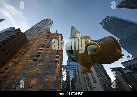New York, USA. 25th. November 2021. Der „Grogu - Baby Yoda“-Ballon schwebt während der jährlichen Macy's Thanksgiving Day Parade 95th in New York, NY, am 25. November 2021, an Zuschauern entlang des Central Park South vorbei. Die Parade kehrte in diesem Jahr auf ihre volle Größe zurück, nachdem sie aufgrund der Coronavirus-Pandemie im Jahr 2020 verkleinert und für die Öffentlichkeit geschlossen wurde. (Foto von Anthony Behar/Sipa USA) Quelle: SIPA USA/Alamy Live News Stockfoto
