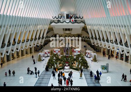 Der Oculus von New York City ist während der Weihnachtszeit am 25. November 2021 geschmückt. Stockfoto