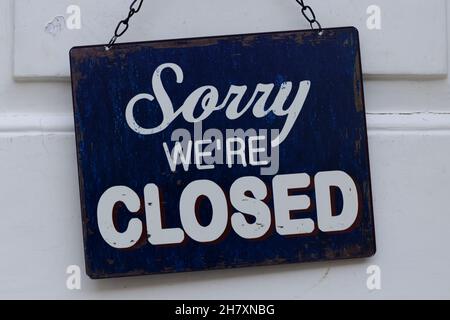 Es tut uns leid, dass das Schild an den Türen eines Ladens hängt Stockfoto