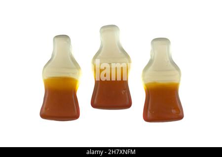 Cola aromatisierte Gummibärchen in Form von Colaflaschen, isoliert auf weißem Hintergrund. - Bild Stockfoto