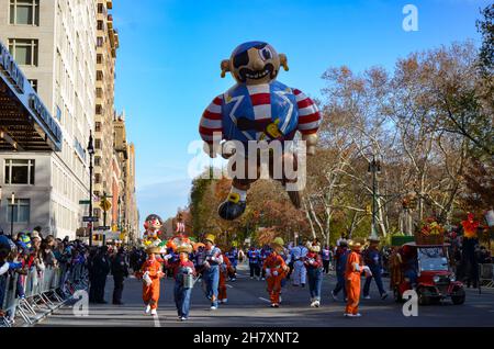 Tausende nahmen an der jährlichen Macy's Thanksgiving Day Parade 95th in New York City am 25. November 2021 Teil. Stockfoto